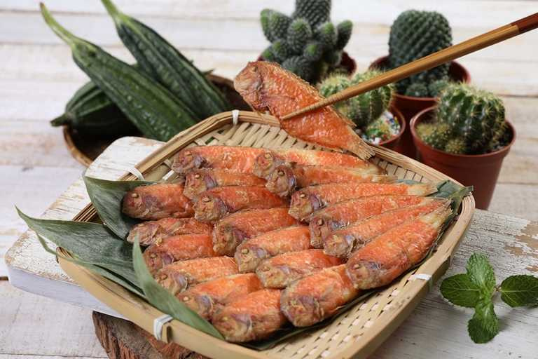 野生紅新娘是澎湖特有的海魚，體型不大，酥炸就是道地的吃法。
