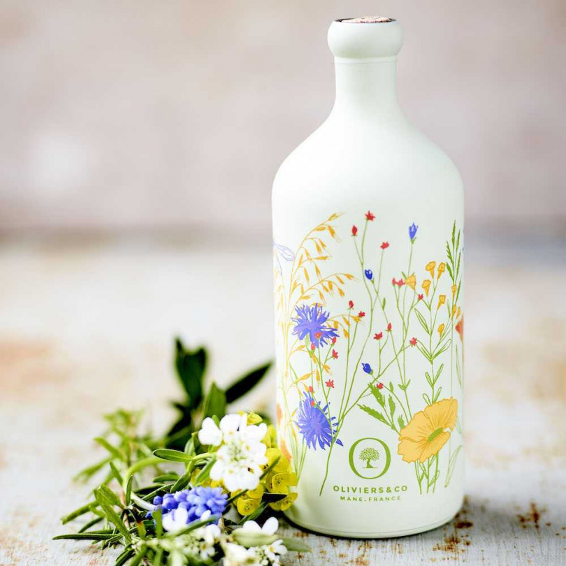 今年OLIVIERS&CO.以地中海風味為靈感，讓充滿野趣的鄉村花草妝點著淡綠色的瓶身。