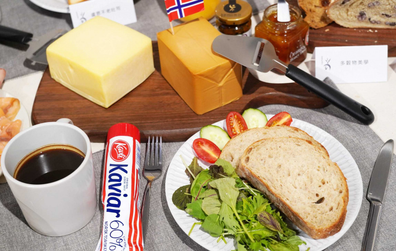 挪威人喜歡以麵包搭配火腿、棕色羊奶酪、牙膏魚子醬等，再加上一杯好咖啡。