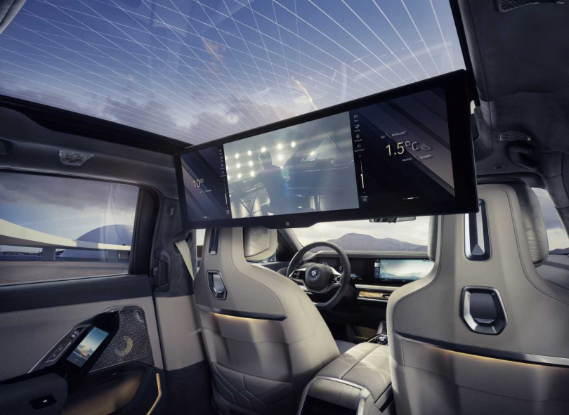 具備高達8K畫質的31.3吋BMW懸浮式劇院螢幕、5.5吋後座專屬觸控螢幕、Sky Lounge全景式玻璃車頂與Bowers & Wilkins頂級音響系統，營造宛如獨立劇院的座艙空間（圖／汎德提供）