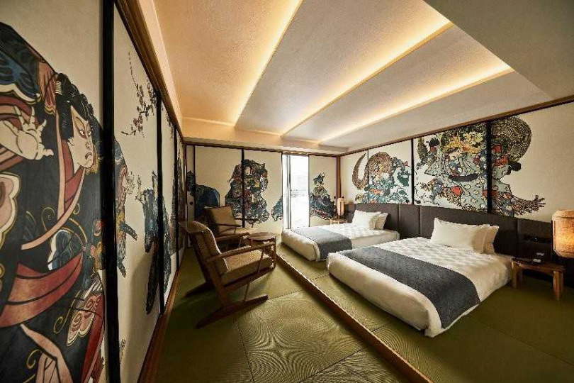 以「歌舞伎」為主題的概念客房中，拉門大膽地繪上歌舞伎的人氣劇目。（©淺草豪景飯店）