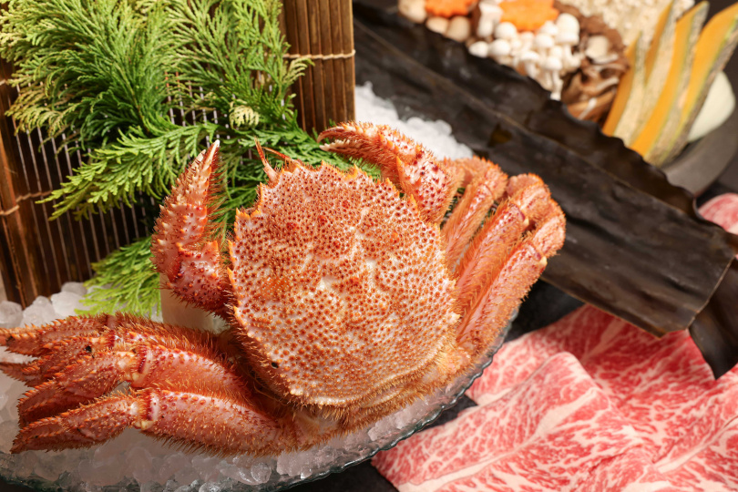 晶華三燔_「北海道毛蟹海陸鍋」由主廚悉心調製的螃蟹高湯搭配鮮活毛蟹，嚐來格外暖心清甜。（圖／品牌提供）