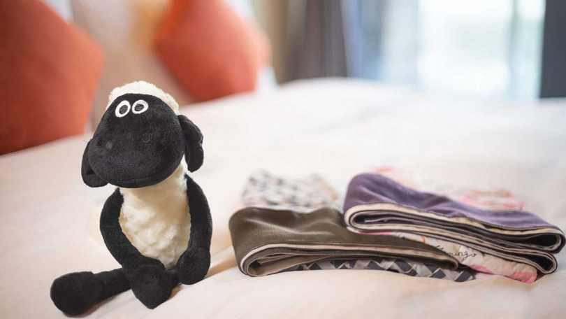 住房專案每房贈超卡哇伊的黑鼻羊玩偶乙隻讓您帶回家作為旅行伴手禮記錄美好回憶。