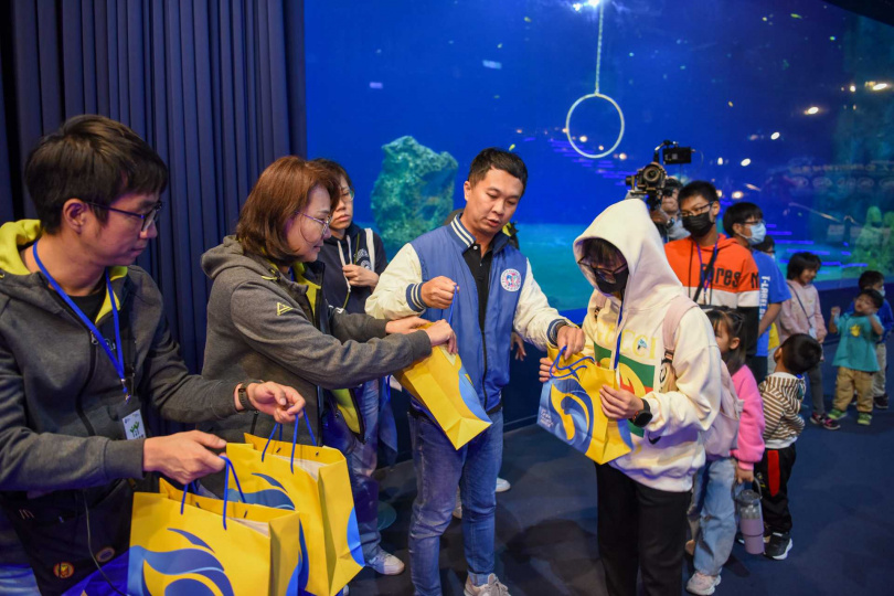 遠雄海洋公園行銷總監鄧淳仁為孩子們送上聖誕禮物。