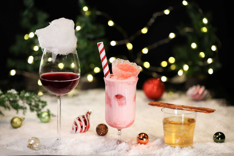 上庭首席調酒師打造三款限定耶誕特調，充滿節慶氛圍。