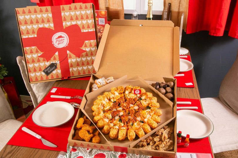 必勝客全新派對神器「炫Food盒」隆重登場！包括七種豪華大比薩可選，還搭配四種副食點心，只要799元，讓你耶誕在家裡開趴也能吃到熱呼呼的牽絲比薩！