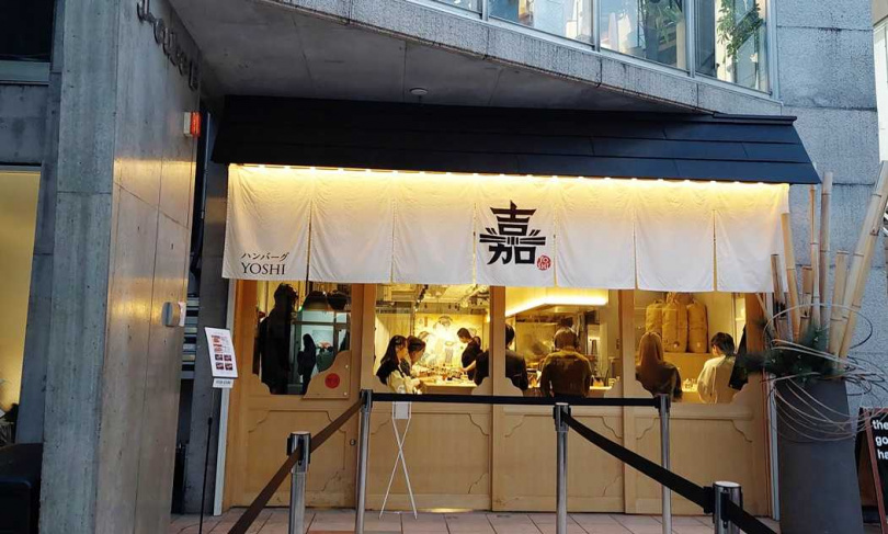 記者曾於2023年1月造訪「漢堡排_嘉」東京原宿神宮前本店，觀察到該店特別吸引年輕族群。