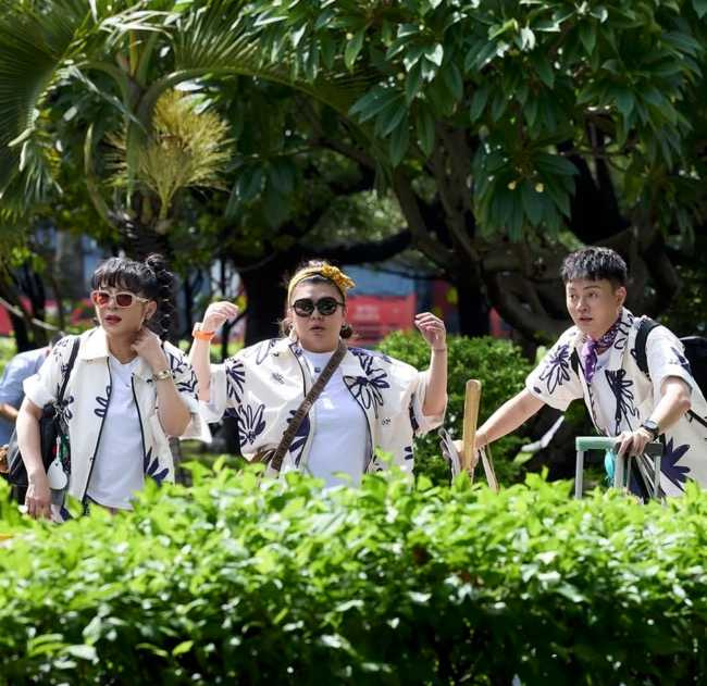 許富凱與王彩樺、林美秀主持《瓜田冠軍的誕生》,獲得姊姐們滿滿的愛。(圖/翻攝自許富凱IG)