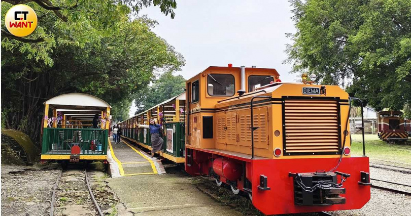 「蘭展展期專線」五分車會載遊客往返蘭展展區與烏樹林園區之間。(圖/魏妤靜攝)
