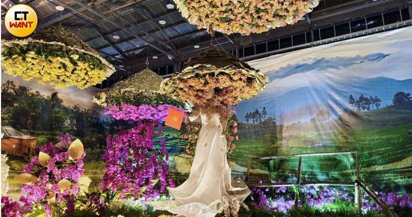 在國際景觀競賽作品中可見各國當地風情,例如越南團隊以傳統服飾奧黛與斗笠結合蘭花,獲得銀牌獎。(圖/魏妤靜攝)