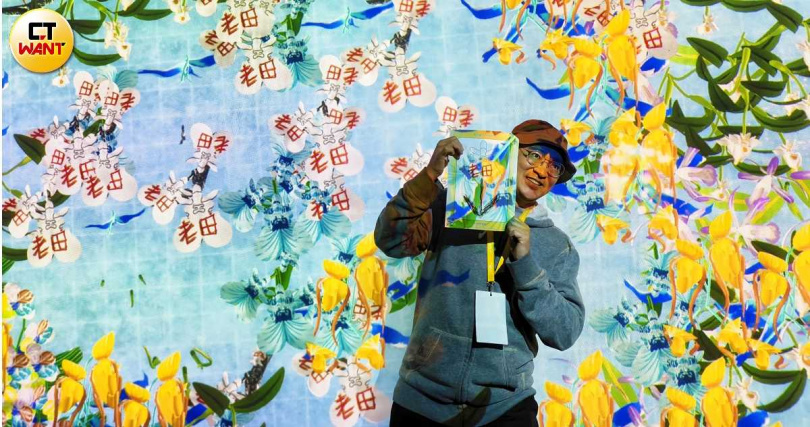 大小朋友可別錯過彩繪體驗,先自選喜歡的蘭花圖卡,以蠟筆著色、寫字或於花朵上繪製圖案,工作人員便會協助你將作品投影至螢幕上。(圖/魏妤靜攝)