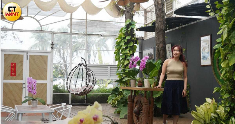 曾被用作《我的婆婆怎麼那麼可愛2》取景地的玻璃屋,成為蘭都觀光工廠現在最熱門的打卡點。(圖/魏妤靜攝)