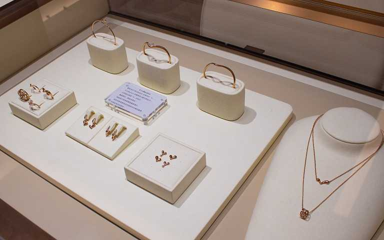 經典系列V Collection以18K、14K金與天然鑽石手工打造,詮釋愛的無限可能(圖/品牌提供)。