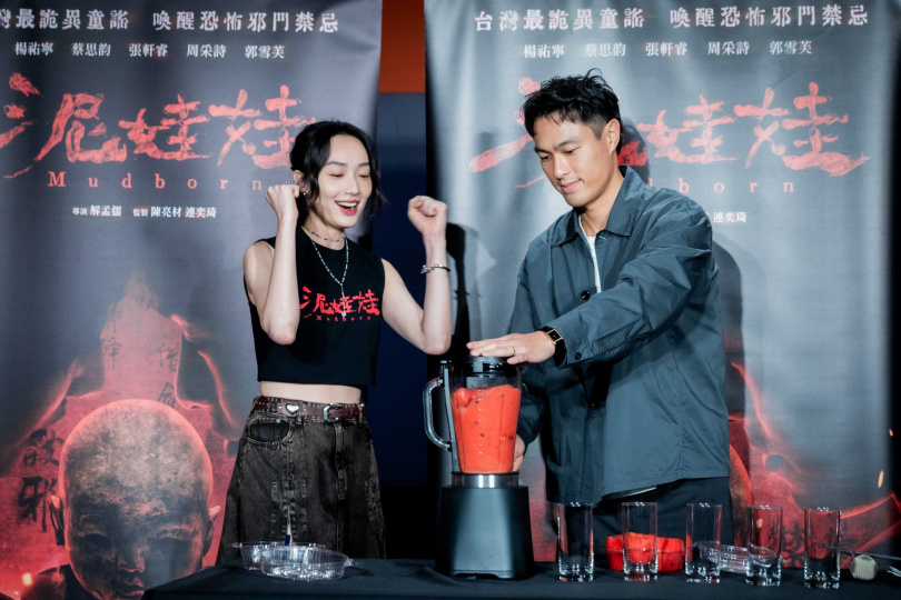 楊祐寧熟練製作鮮血果汁，蔡思韵在旁加油打氣。（圖／天予電影提供）