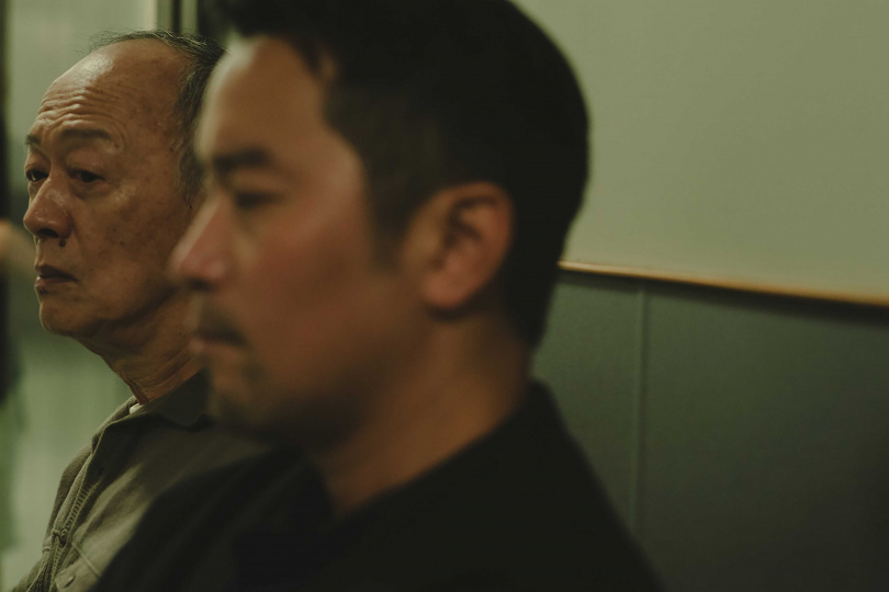 《深度安靜》金士傑(左)化身中風老父,游走清醒與失序之間,成為牽動全片衝突的關鍵角色。(圖/風起娛樂)