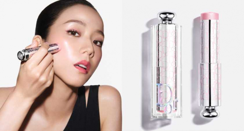 全球時尚指標智秀(Jisoo)私下與拍攝最愛使用的色號就是 「001 粉紅泡泡」,能讓你的雙頰折射出宛如初戀般、不過度飽和的純欲感發光氣色。(圖/品牌提供)