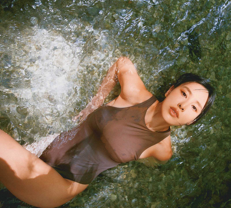 熱愛山林的房思瑜，出道19年首度拍攝寫真書，拍攝地點自然選在有山有水的祕境。（圖／時報出版提供）