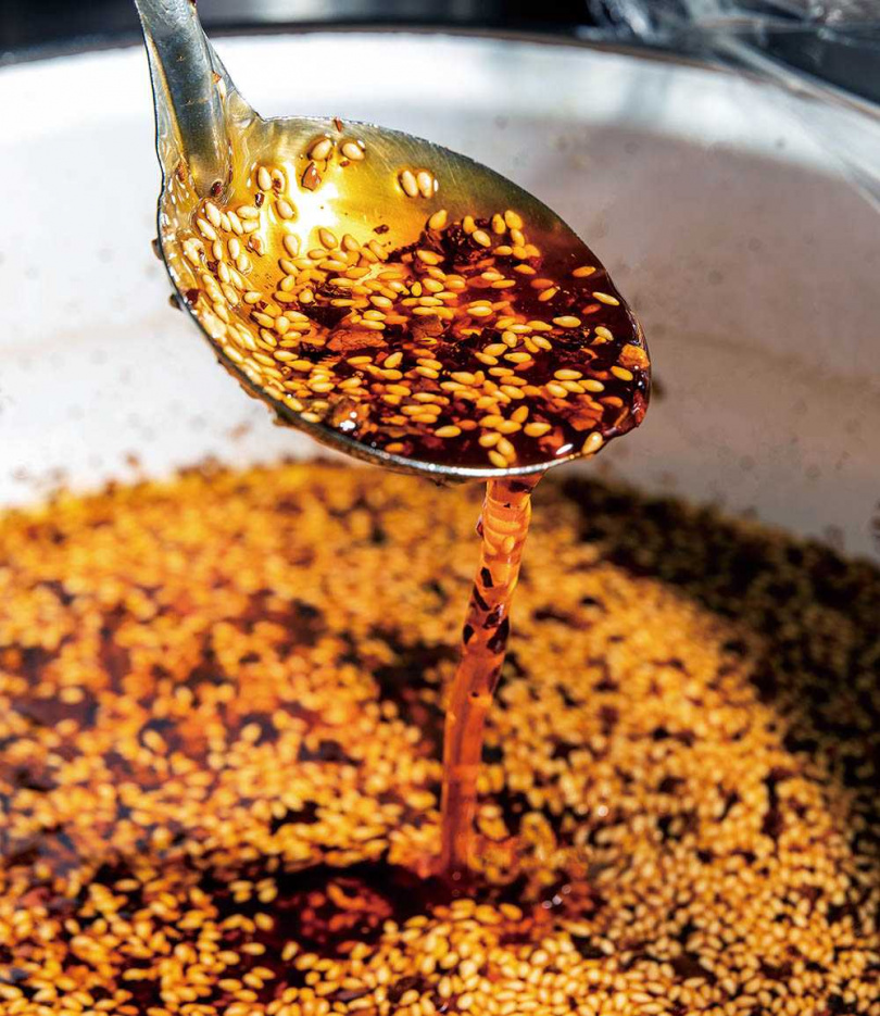 煉「辣子油」約需1至2小時，辣度正常偏中小辣，也有為嗜辣老饕做特製大辣版。（圖／焦正德攝）