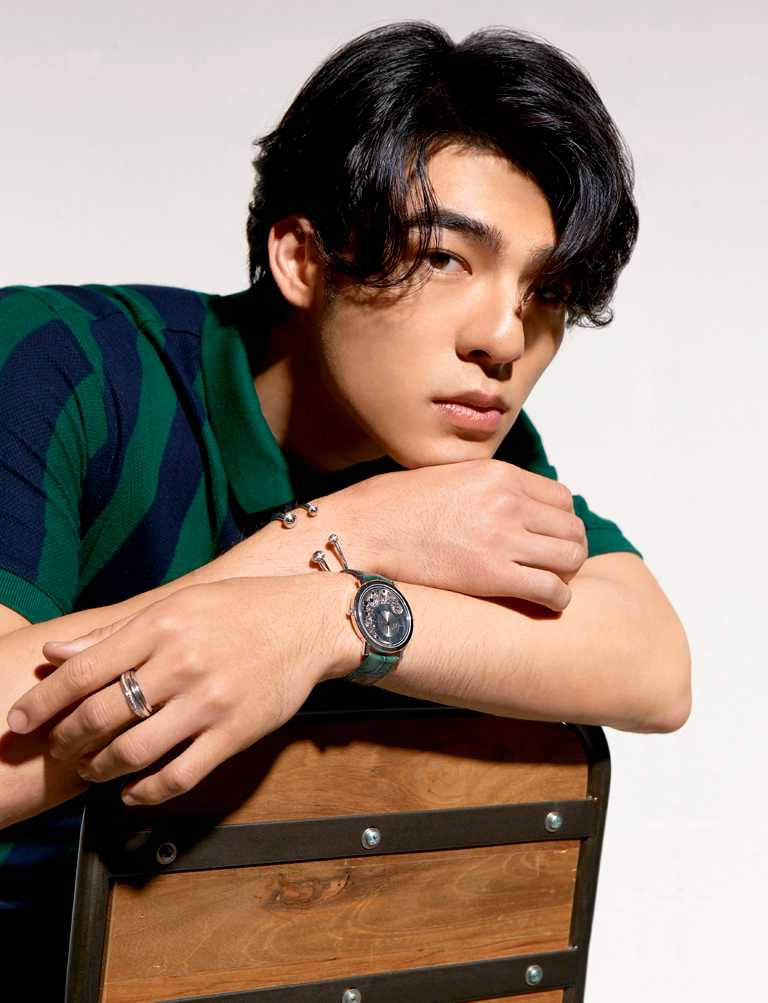 在最新形象照中，陳昊森身穿針織Polo衫，佩戴PIAGET「Altiplano」系列910P超薄自動腕錶，呈現優雅紳士風範。（圖╱PIAGET提供）