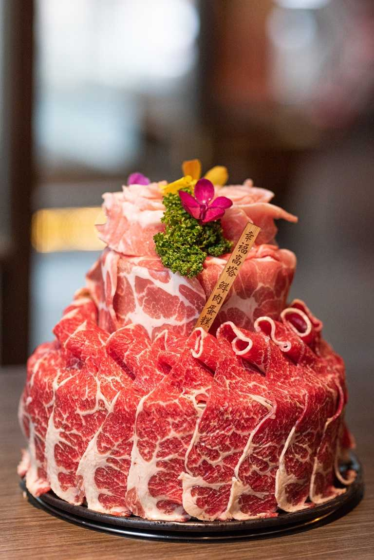 「幸福高塔」肉蛋糕由三種頂級原肉松阪豬、梅花豬、霜降牛所組成。