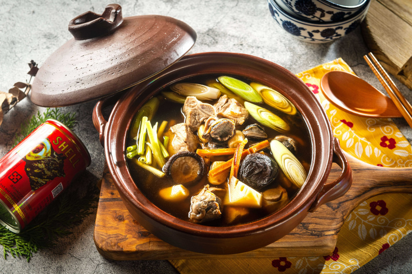 滿饌樓提供台灣最具代表性的酒家菜，以蒜、魷魚、螺肉罐頭堆疊出好滋味。