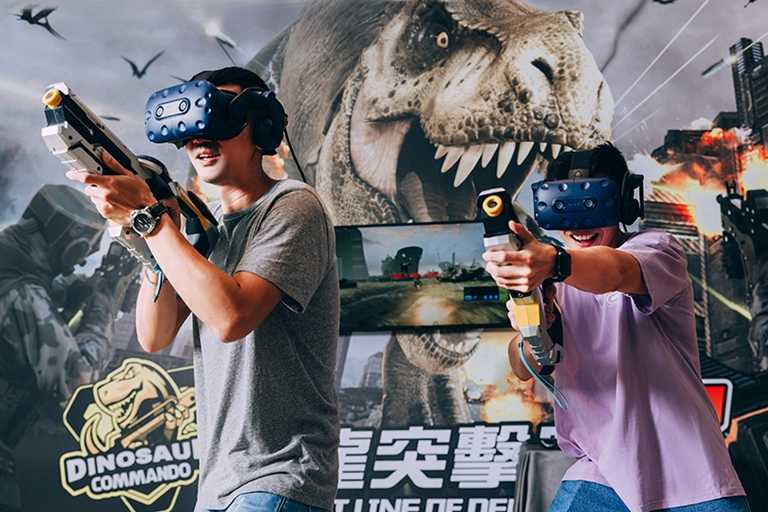 台南遠東香格里拉「VR遊樂空間」提供HTC VIVE虛擬實境遊戲，適合不同年齡層玩家或親子同樂。