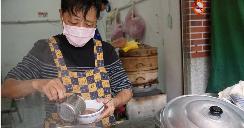 到彰化北斗市場喝碗杏仁茶加米漿。（圖／蘇凌提供）