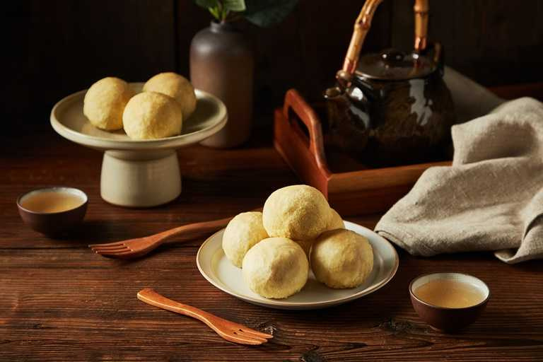 士公爵的「低醣魔芋綠豆椪」以紅石榴萃取和日本魔芋的創新食材，送上輕纖無負擔的團聚美意。