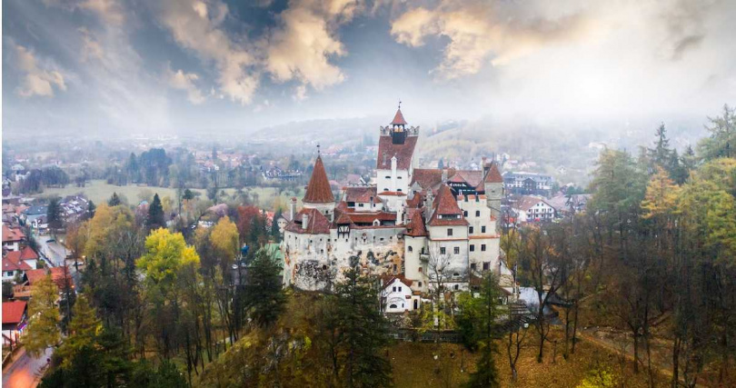「巴爾幹半島八國22日」會前往傳說中吸血鬼故鄉羅馬尼亞，走訪德古拉小說中吸血鬼城堡原型的布蘭城堡。（圖／佳繽旅遊提供）