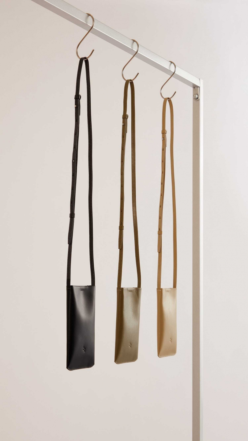 LOJEL新品ILOJ推出的多功能迷你袋，承襲小巧可愛的外觀之餘主打「小而不廢」的特色。