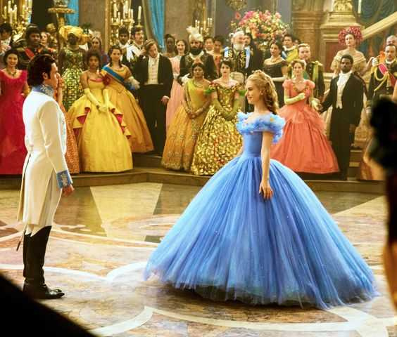 不知道大家在看這電影時，有沒有發現舞會上，有許多不同迪士尼公主的身影也在裡面。