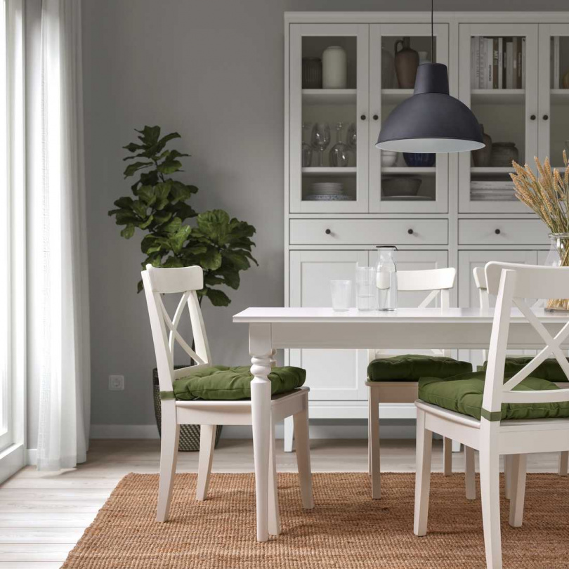帶有質感橄欖綠的MALINDA椅墊，能為餐桌注入清新氛圍，椅墊內具有特厚填充物，讓你坐在較堅硬的椅子上也能感受柔軟舒適。