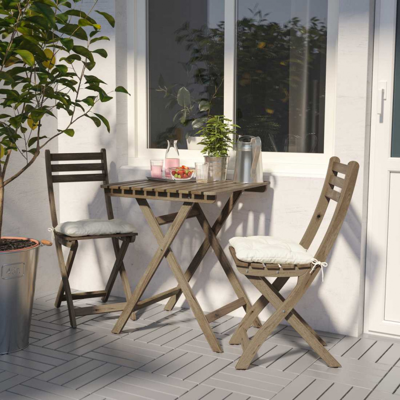 使用相思木打造的ASKHOLMEN戶外餐桌，帶著天然實木的質感氛圍，在家中小陽台也能營造療癒小天地。