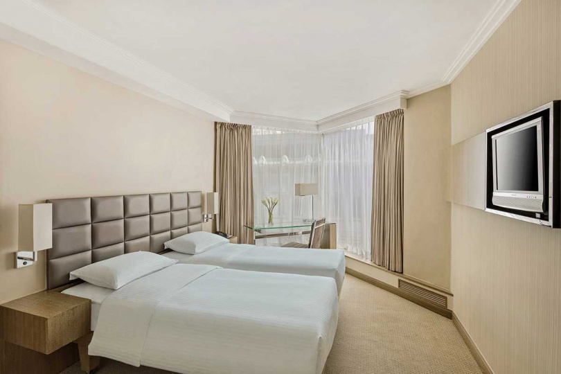 香港九龍飯店連泊3晚再享免費升等「豪華雙床房」。