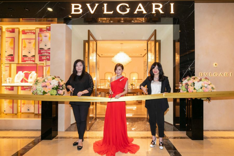 新光三越信義新天地A4店長劉智婷（左）、品牌之友梁靜茹、台灣董事總經理張麗敏剪綵合影。（圖／寶格麗提供）