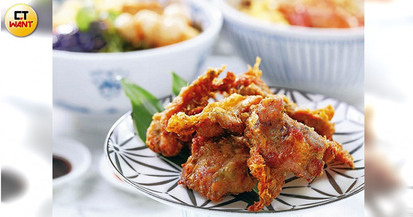 主廚陳志揚獨門發明的香蘭雞，將雞肉以香蘭葉汁及香料醃製後炸食。（80元）（攝影／于魯光）