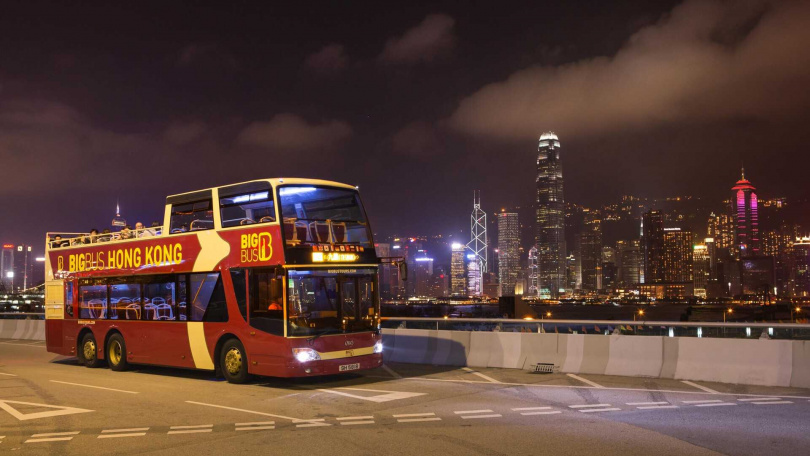 香港旅遊發展局從今年11月至明年1月期間，推出旅客開篷巴士夜遊香港優惠。（圖／香港旅遊發展局提供）