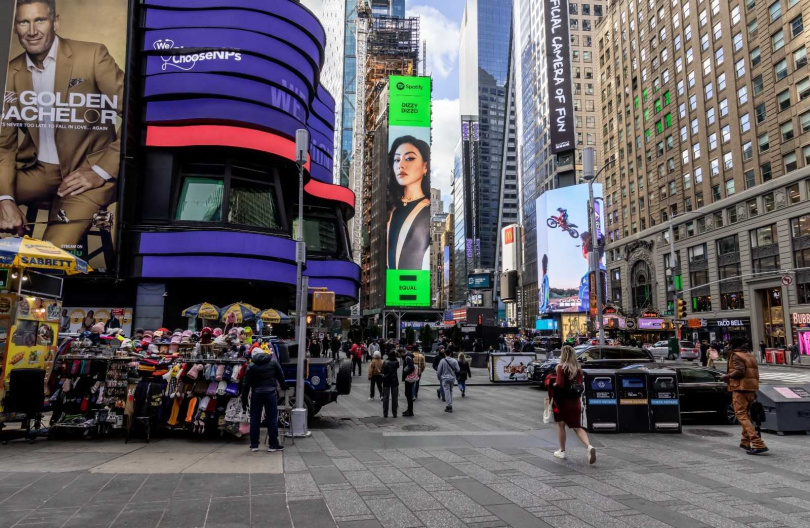 蔡詩芸登上紐約時代廣場巨幕看板為女性發聲。（圖／人見人愛娛樂提供）