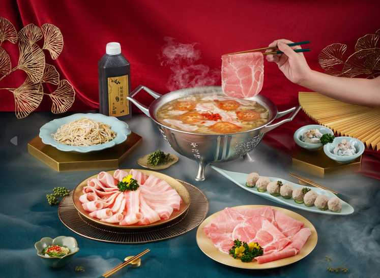 青花驕貼心為小家庭，設計雙人青饗宴外帶年菜套餐，在家開鍋同樣能吃得盡興。