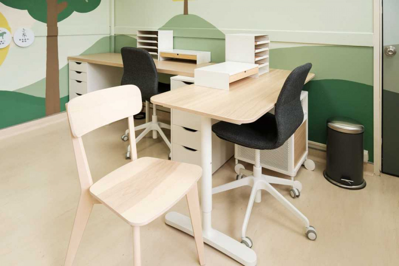 診間皆選用具有圓角設計的桌子，避免碰撞，也搭配坐臥更舒適的椅子，打造良好的看診空間。（圖／IKEA提供）