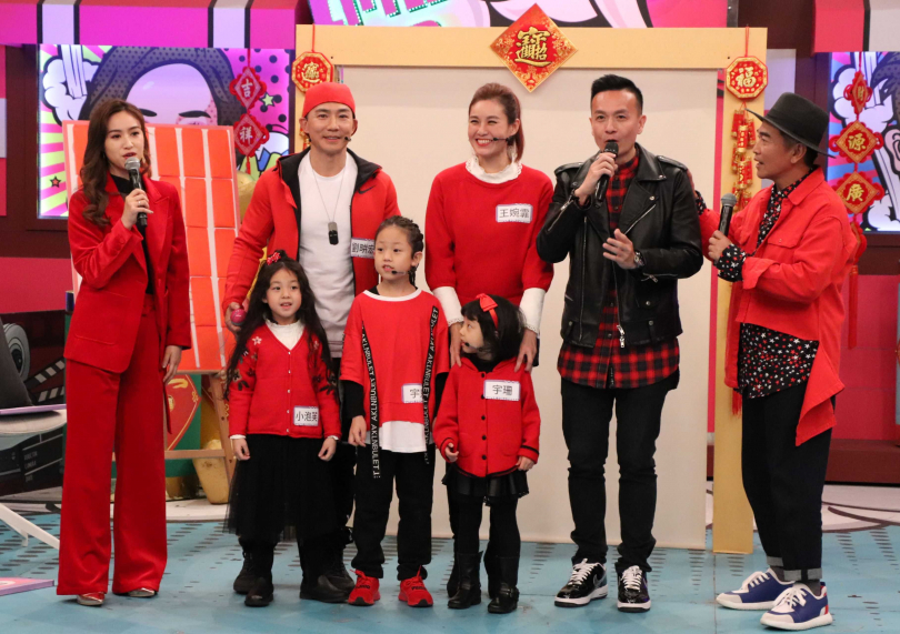 劉耕宏（後排左1）帶著老婆王婉霏（後排中）和（前排左起）小泡芙、兒子宇恩、宇珊，一同登上《小明星大跟班》除夕特別節目。