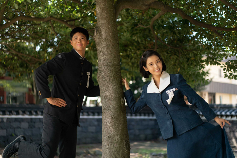 IU、朴寶劍飾演年輕時代的愛純跟寬植，兩人攜手一牽就是50年時光，陪伴彼此走過生命的高低起伏。（圖／Netflix提供）