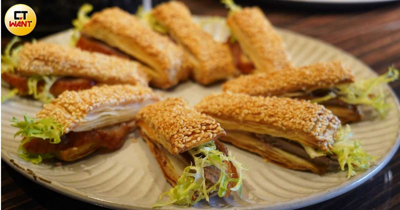 夾入鵝肉的「白芝麻千層酥」帶有鮮明芝麻香氣,備受長輩喜愛。(+1吃多500元,圖/魏妤靜攝)