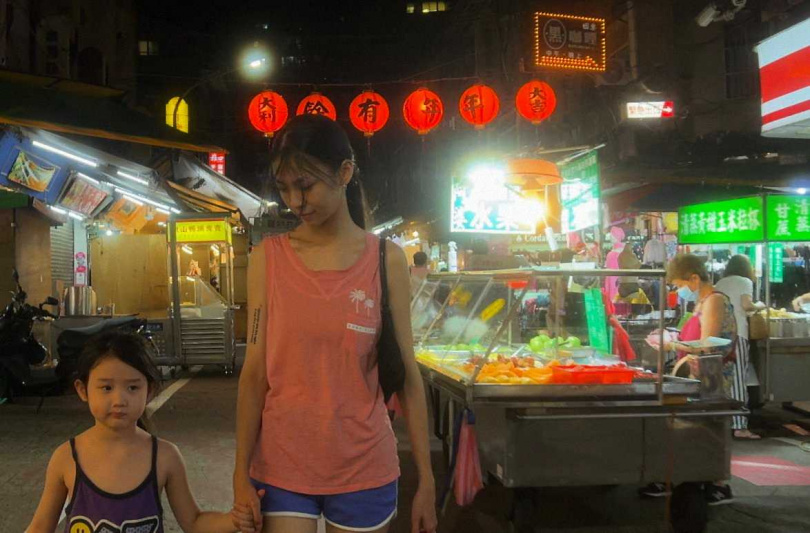 《左撇子女孩》在台北的知名夜市拍攝，兩位新生代演員葉子綺（左）與馬士媛表現相當亮眼。（圖／光年映畫提供）