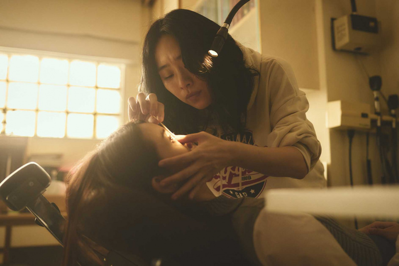 吳可熙飾演眼科醫師，特地前往眼科診所實習。(圖／周子娛樂提供)