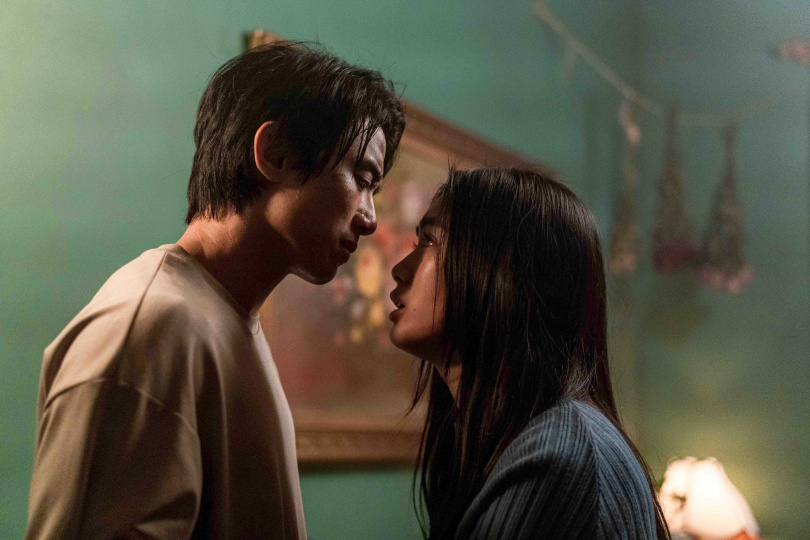 雷嘉汭在《詭鄉》和初孟軒虐戀，還在愛人面前現出女鬼原形。（圖／一群獨角鯨娛樂提供）