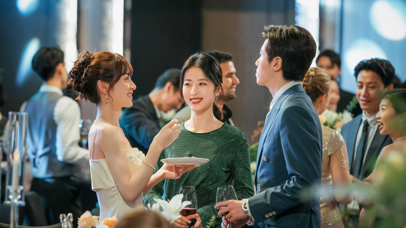 田曦薇(左)與周雨彤(中)《半熟男女》大玩「換乘戀愛」。(圖/中天娛樂台)