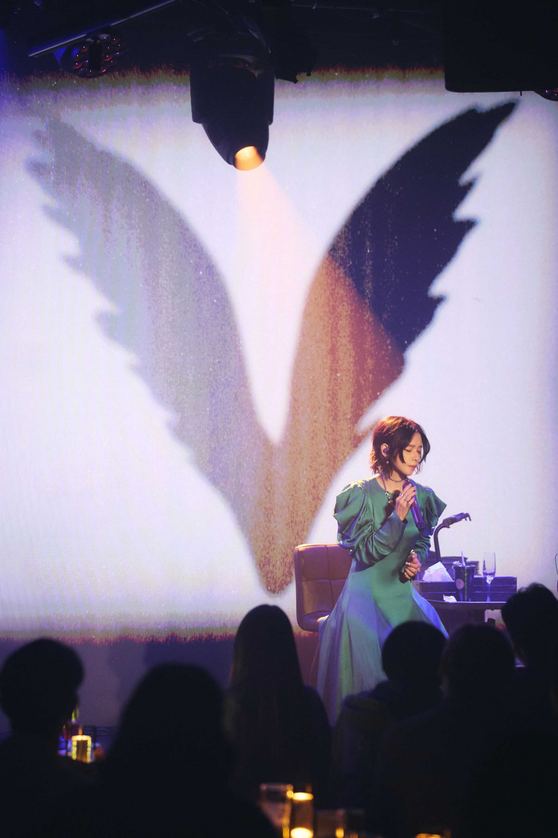 徐若瑄以「翅膀 V」Logo為核心。（圖／索尼音樂、Billboard Live TAIPEI提供）