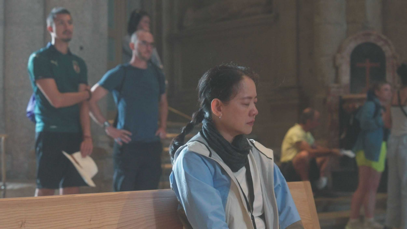 曾寶儀在教堂內落淚，哭完豁然開朗。（圖／公共電視、新傳媒提供）