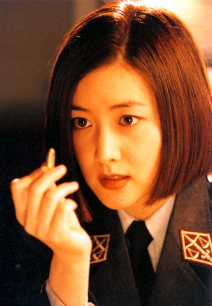 李英愛飾演一名瑞士籍女軍官奉命調查真相。（圖／CATCHPLAY提供）